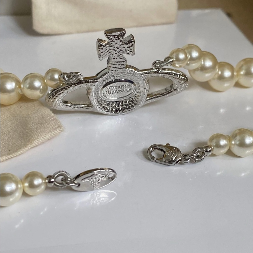 Vivienne Westwood ONE ROW PEARL BAS RELIEF CHOKER - Picture 3 of 9